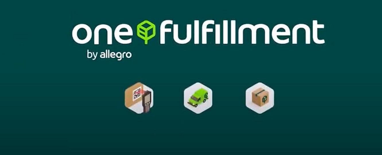 Logo One Fulfillment by Allegro, przedstawiające wizualną identyfikację firmy, która oferuje usługi fulfillmentowe dla sprzedawców na platformie Allegro, obejmujące magazynowanie, kompletację zamówień i wysyłkę.