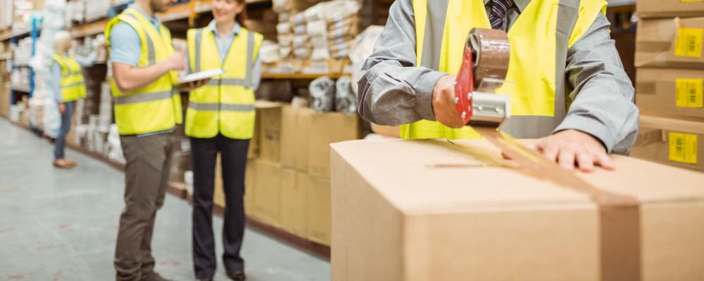 The photo shows the warehouse of an e-commerce fulfillment company, where employees are packing parcels for shipment. This process plays a key role in ensuring that customer orders are fulfilled quickly and efficiently, supporting the growth of your online business